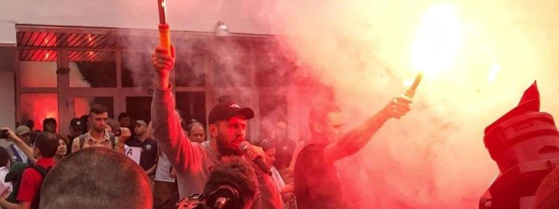 Под Киевом митинг за отставку Авакова перерос в стычки: пострадали двое полицейских