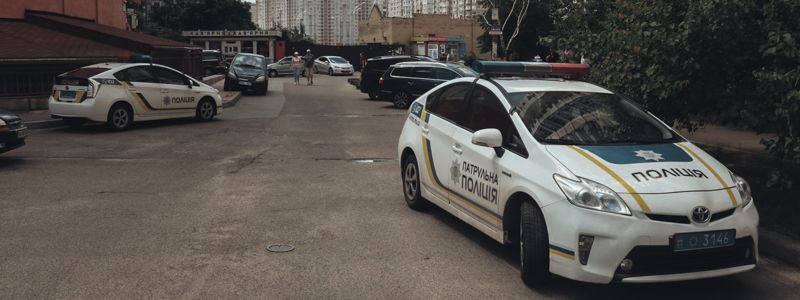 В Киеве на Позняках мужчина выпал с балкона 14 этажа