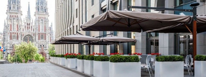 В Киеве начали борьбу с незаконными летними пристройками: сколько террас кафе демонтируют