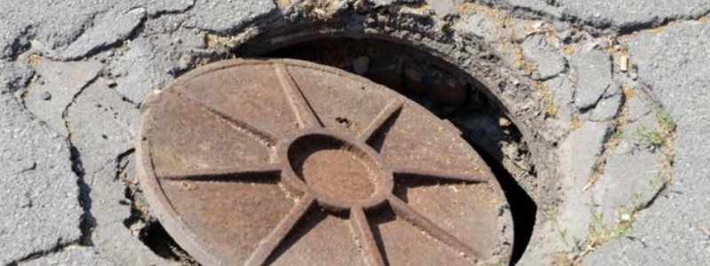 Под Киевом двухлетний мальчик упал в канализационный люк