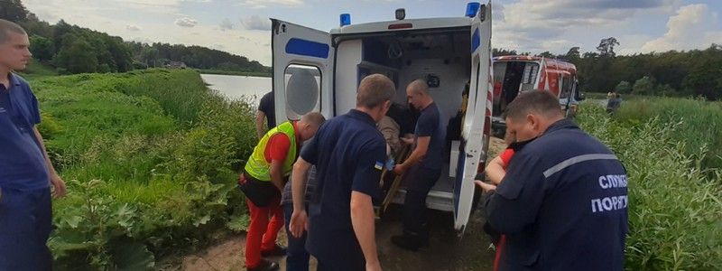 В Киеве самолет с людьми аварийно сел на воду: что с пассажирами и пилотом