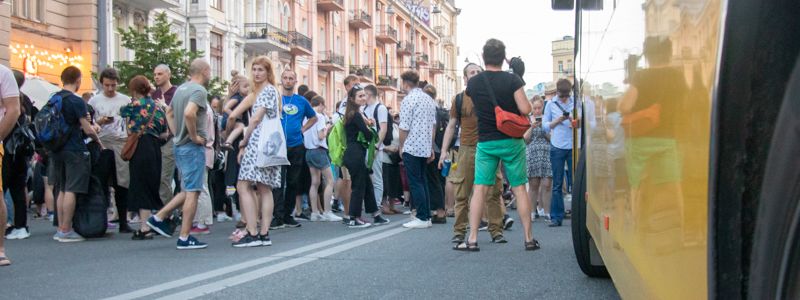 Активисты полностью перекрыли дорогу напротив кинотеатра "Киев": чего они хотят и как здание выглядит внутри