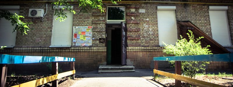 В Киеве женщина жила в квартире с мертвым сыном: жильцы дома жалуются на трупный запах и бездеятельность коммунальщиков