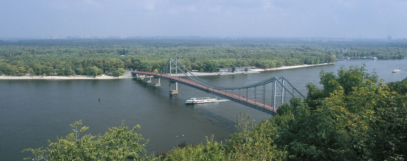 В Киеве на воде загорелось судно