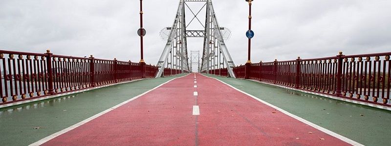 В Киеве женщина упала с пешеходного моста в реку