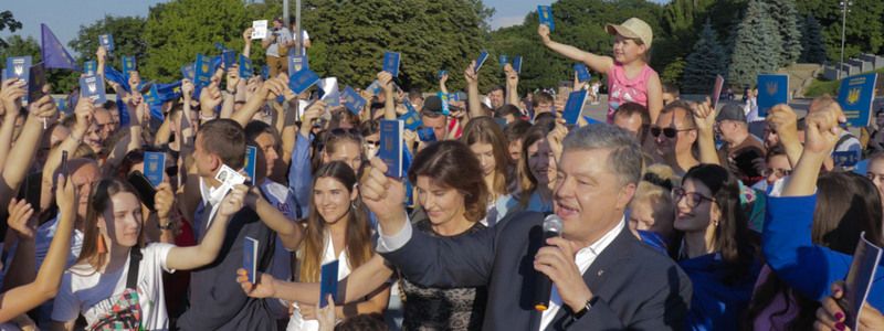 Порошенко пришел на новый пешеходный мост в Киеве: что там происходит