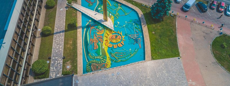 В Киеве возле Дворца детей и юношества заработали фонтаны с мозаикой: как они выглядят сейчас