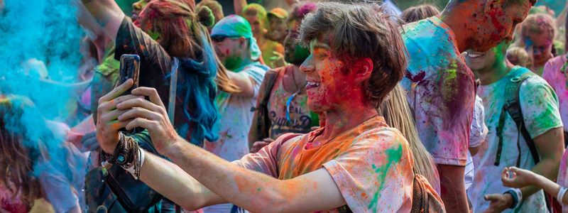 "Конопляный марш свободы" под Верховной Радой, фестиваль красок Холи в Киеве и "Белые ночи" на Арт-заводе Платформа: неделя в фото