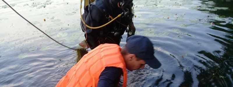 В Киеве на Оболони из озера достали тело мужчины
