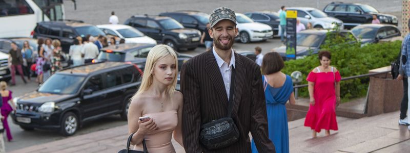 С улыбками, слезами и вином: как выпускники Киева прощались со школой