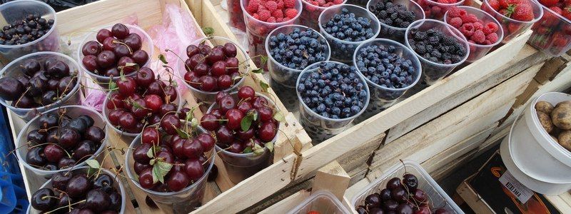 В Киеве снова проходят продуктовые ярмарки: где купить сочную черешню и сладкую малину