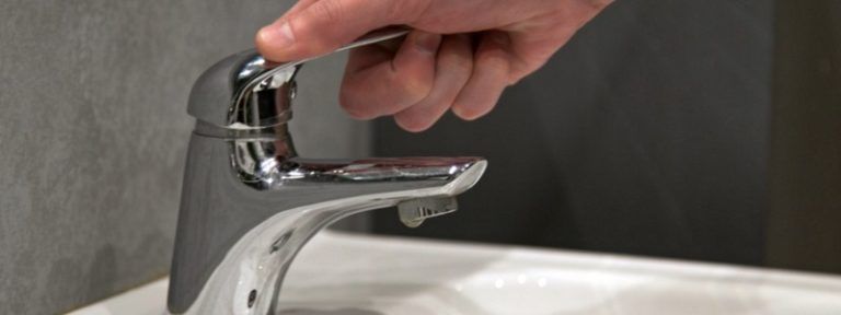 Жителям трех домов в Киеве отключили воду: кому и почему