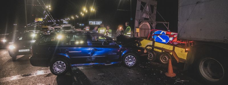 В Киеве на Северном мосту Skoda влетела в прицеп коммунальщиков: образовалась километровая пробка