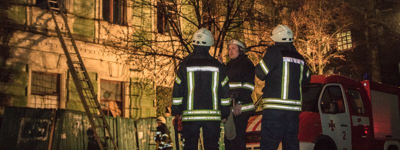 На Подоле горело заброшенное здание - памятник ХІХ века