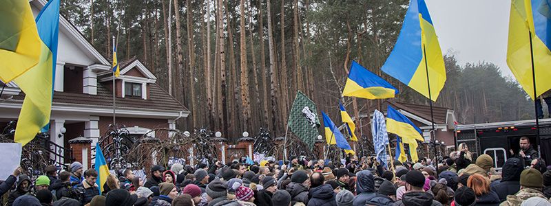Дом Луценко под звуки волынки обвесили клетчатыми одеялами