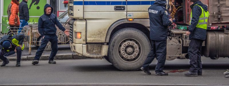 В Киеве 90-летняя бабушка выжила после того, как ее переехала фура