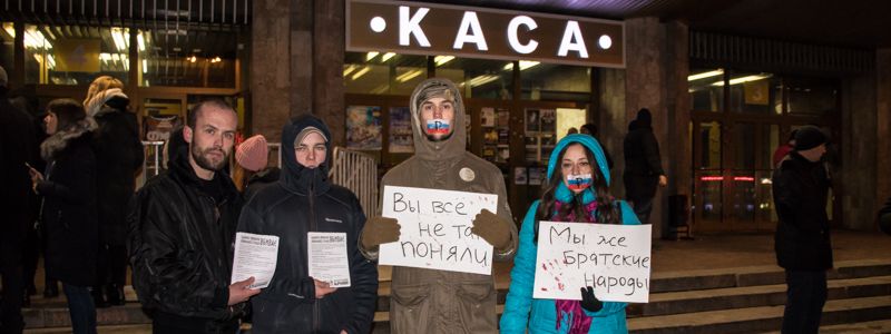 Перед началом M1 Music Awards жители Киева заклеивали себе рты флагом России