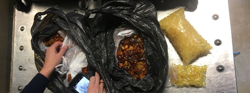 В аэропорту «Борисполь» иностранец попался на контрабанде "солнечных" камней