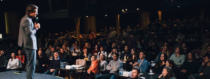 10 килограммов сала и ящик водки: Дмитрий Комаров рассказал, как снимает "Мир наизнанку"