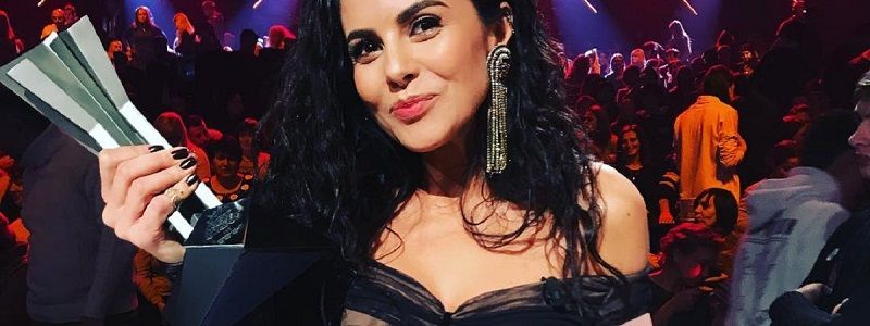 Латекс, блестки и перья: в чем звезды щеголяли по красной дорожке M1 Music Awards