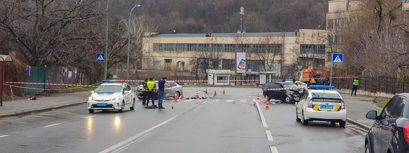 ДТП в Киеве: горе-водителю - сломанный нос, а пострадавшему от удара - реанимация