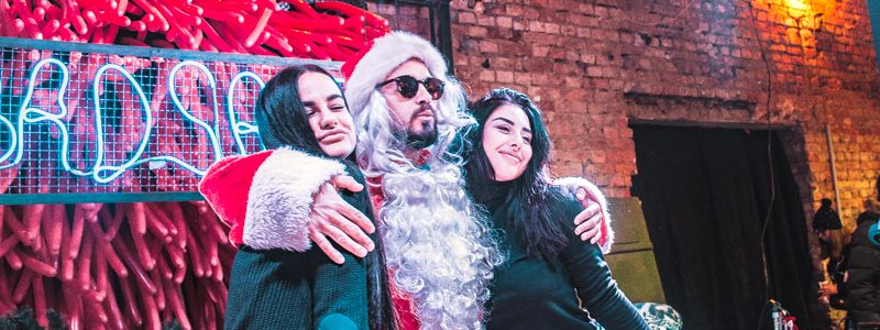 Горячие поцелуи под омелой и откровения с "плохим" Сантой: в Киеве прошел Рождественский Кураж Базар
