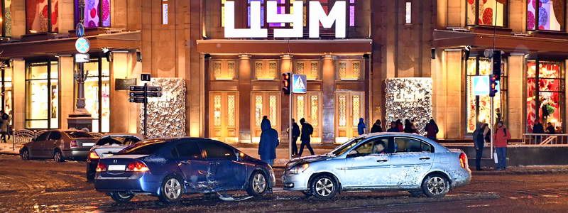 Авария на Крещатике: девушка за рулем Honda проигнорировала сигнал светофора