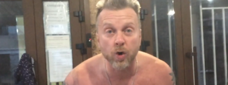 В Киеве Антин Мухарский полностью разделся, чтобы показать свою проблему