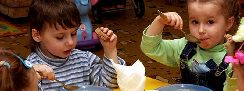 Кому и сколько есть: Минздрав Украины решил урезать детям сладкое