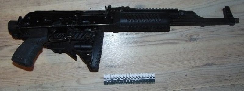 В Киеве мужчина закопал арсенал оружия под балконом съемной квартиры