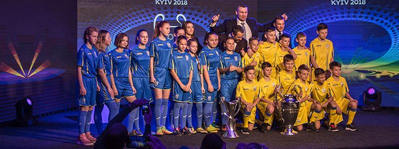 Кличко и Шевченко с детьми и поцелуями представили логотип финала Лиги чемпионов