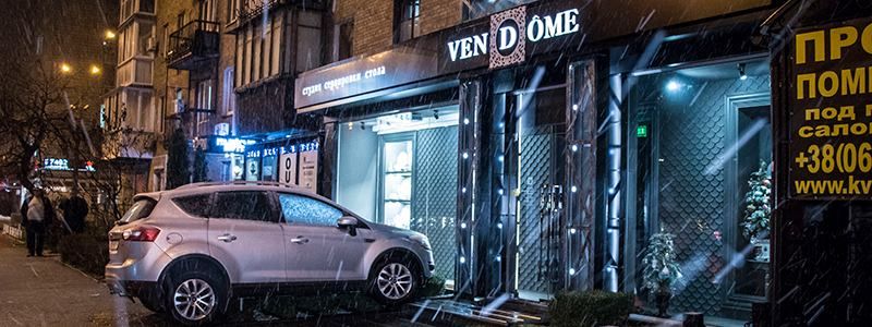 В Киеве девушка на джипе вылетела на клумбу и чуть не снесла витрину магазина