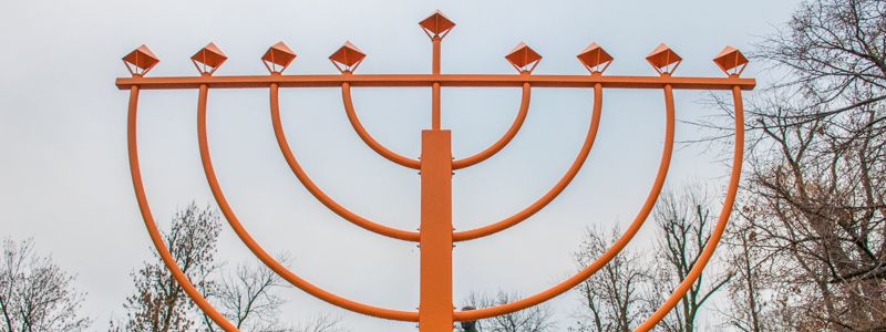 В Киеве ханукию оперативно освободили от фашизма