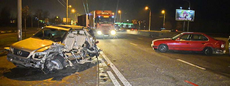 Половина евробляхи: в Киеве Mercedes влетел в эвакуатор, BMW и остался без левой стороны авто