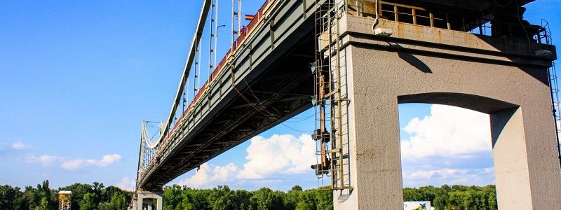В Киеве "веселая" грузовая баржа не вписалась в Парковый мост