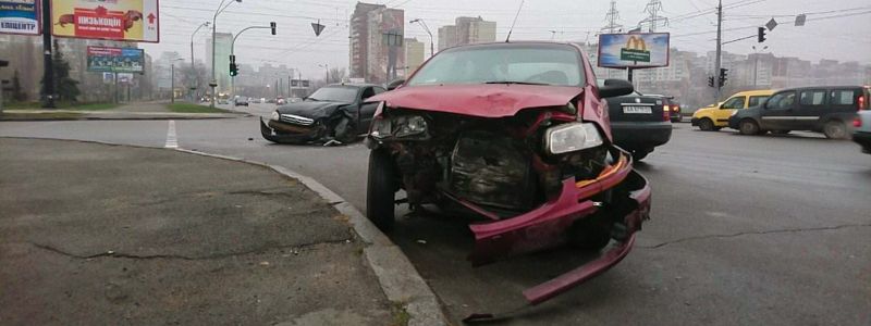 В Киеве водители Chevrolet Aveo и Daewoo Lanos столкнулись и бросили свои авто