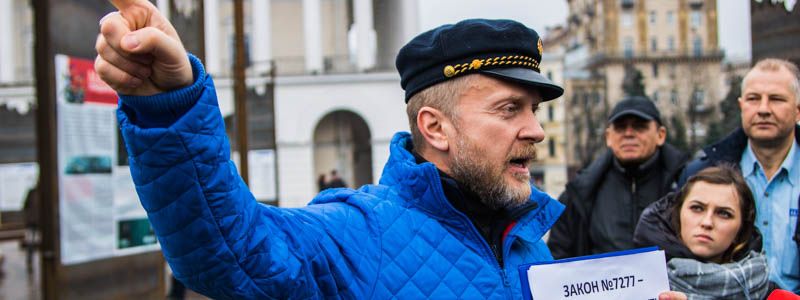 Одетый Мухарский пообещал приковать себя к батарее в кабинете министра юстиции