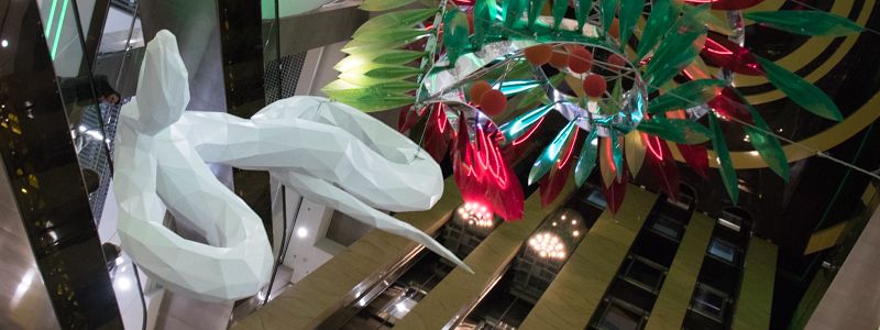 Оригами и свисающий удав: как торговые центры Киева подготовились к праздникам