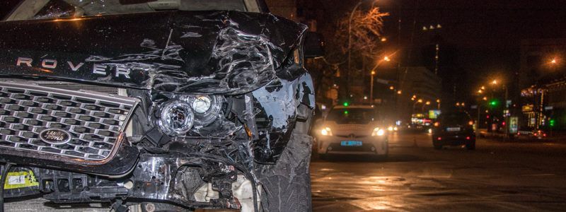 На Печерске выпивший водитель Range Rover протаранил другой внедорожник