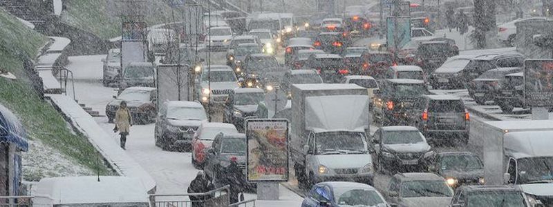 Из-за снегопада в Киев ограничат въезд транспорта