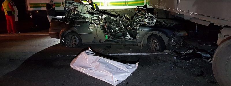 Под Киевом легковушка врезалась в грузовик: погиб мужчина и его беременная жена