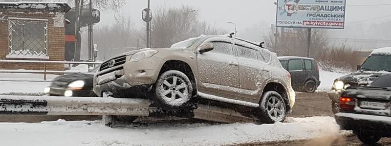 В Киеве Toyota на несколько часов "зависла" на отбойнике