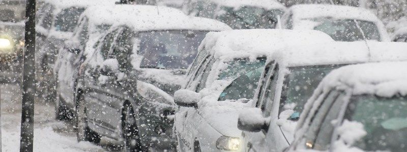 Киев с самого утра погряз в пробках и слякоти