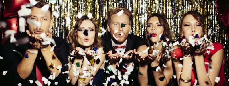 В чем встречать Новый год 2018: какие платья и костюмы надеть в новогоднюю ночь