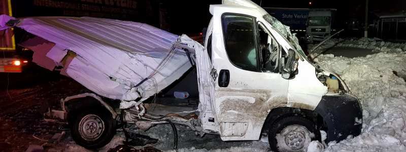 ДТП под Киевом: фура превратила микроавтобус в груды металла