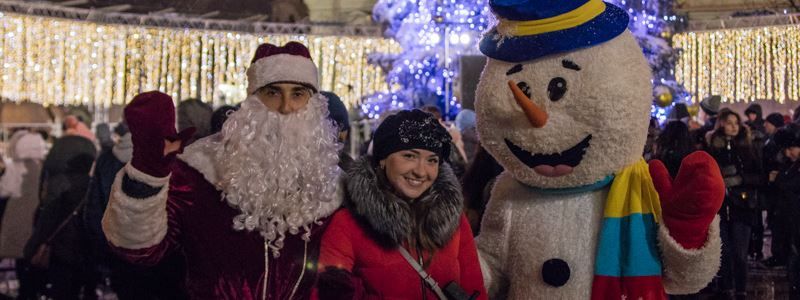Глинтвейн от "Сердючки", фестиваль иллюминации и 33 км гирлянды: в Киеве открыли главную новогоднюю зону