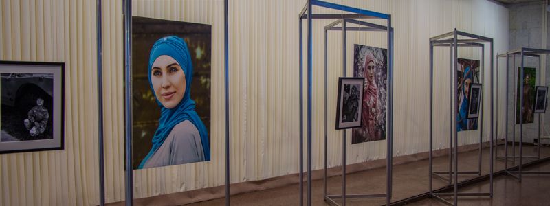 Всегда с улыбкой: в Киеве Аваков и Шкиряк открыли фотовыставку об Амине Окуевой