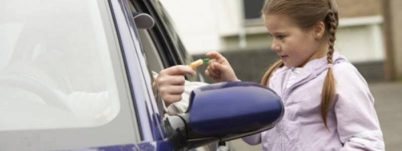 Приобнял, схватил и потянул к рельсам: в Киеве мужчина напал на 11-летнюю девочку