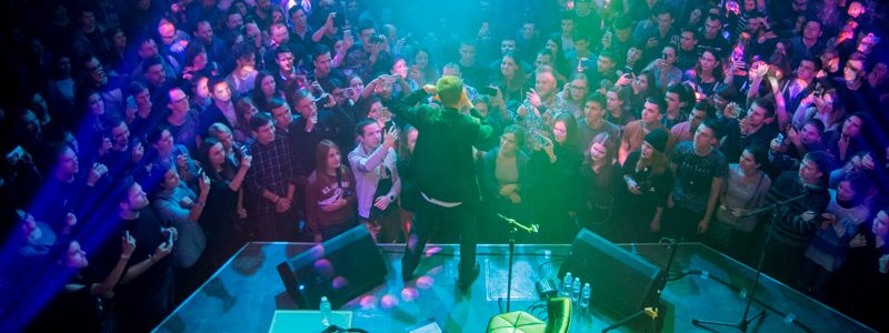 В Киеве с акустическим концертом выступил Noize MC
