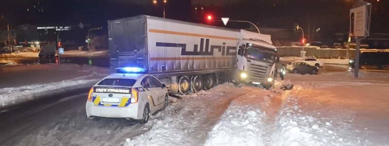 В Киеве фура "Новой Почты" вылетела на тротуар и сбила двоих девушек